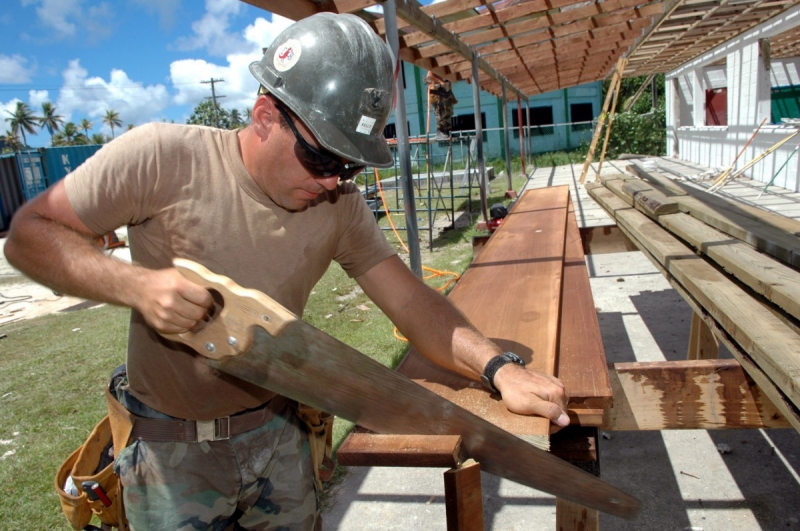 menuisier-LA GARDE FREINET-min_worker_construction_building_carpenter_male_job_build_helmet-893290